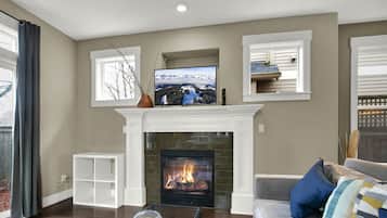 TV connectée, cheminée, jeux vidéo