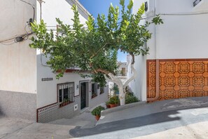 Property grounds - Holiday Home Casa Linda with Mountain View, Wi-Fi, A/C, Balcony & Terrace (Guaro)