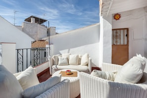 Property grounds - Holiday Home Casa Linda with Mountain View, Wi-Fi, A/C, Balcony & Terrace (Guaro)