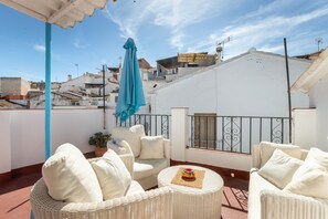 Property grounds - Holiday Home Casa Linda with Mountain View, Wi-Fi, A/C, Balcony & Terrace (Guaro)