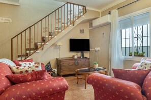 TV - Holiday Home Casa Linda with Mountain View, Wi-Fi, A/C, Balcony & Terrace (Guaro)