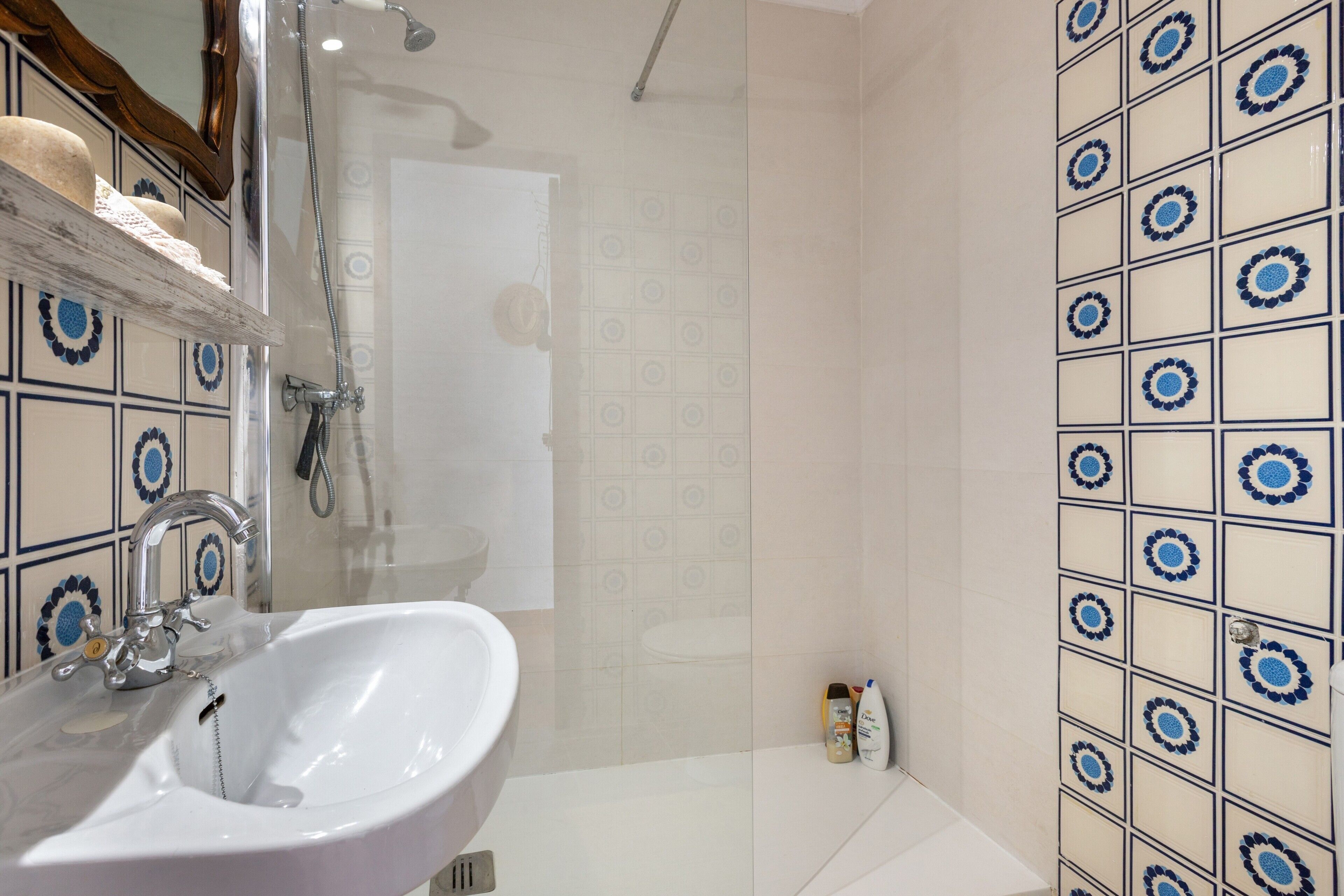 Bathtub, hair dryer, towels