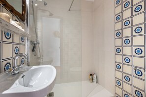 Badewanne, Haartrockner, Handtücher