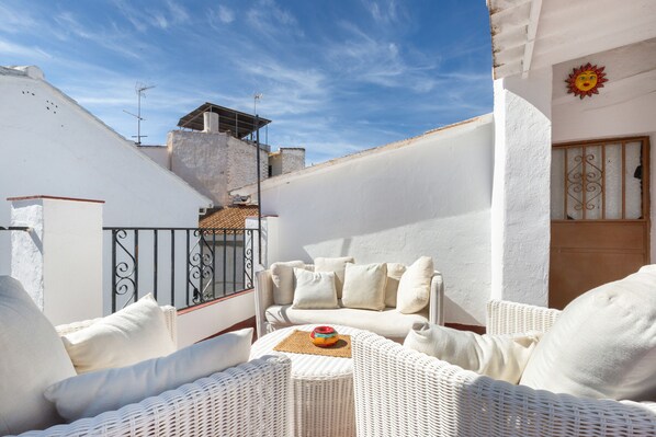 Property grounds - Holiday Home Casa Linda with Mountain View, Wi-Fi, A/C, Balcony & Terrace (Guaro)