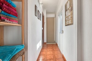 Interior - Holiday Home Casa Linda with Mountain View, Wi-Fi, A/C, Balcony & Terrace (Guaro)