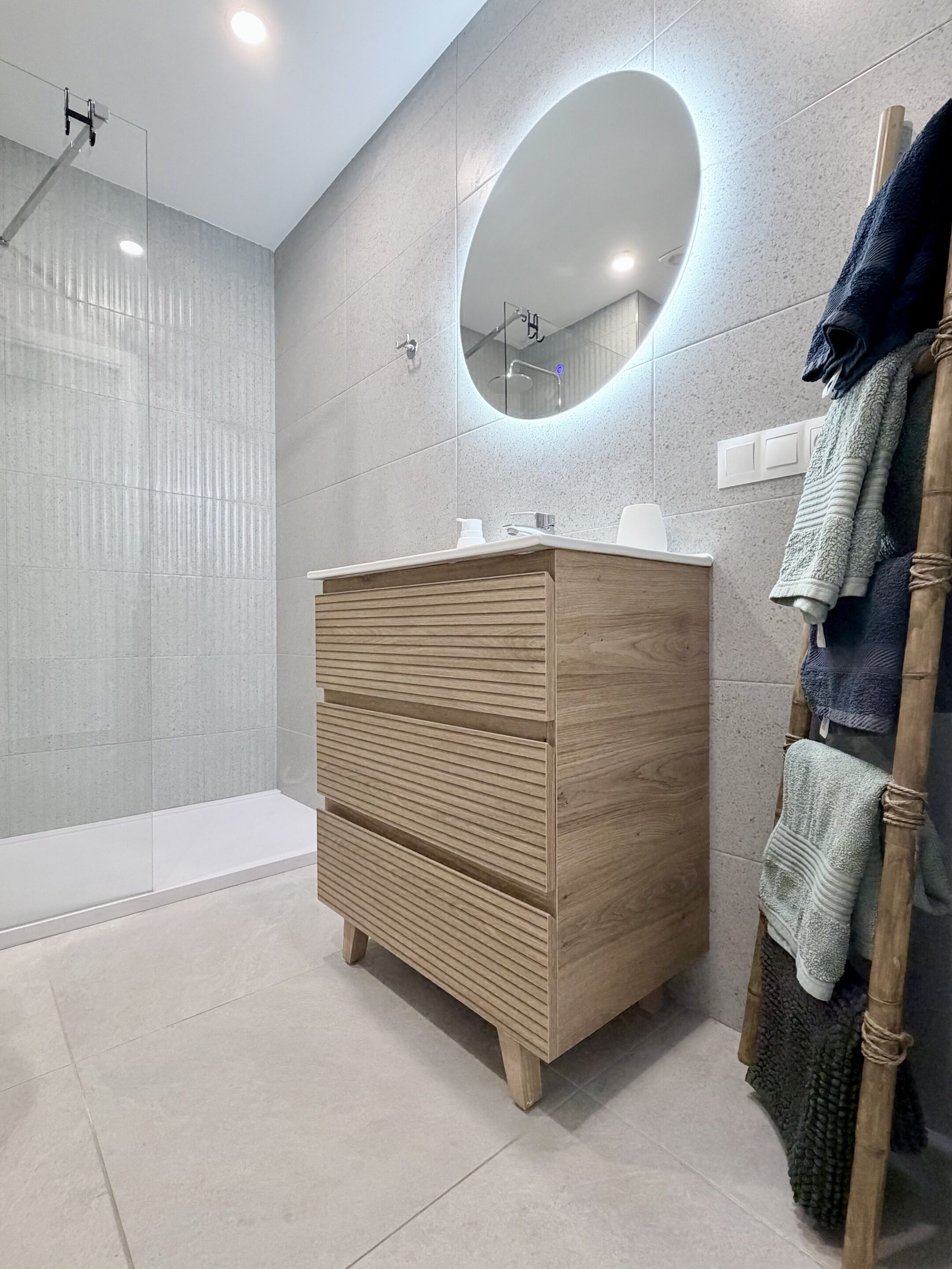 Deluxe Double Room, Ensuite, City View | Bathroom | Shower, rainfall showerhead, hair dryer, towels