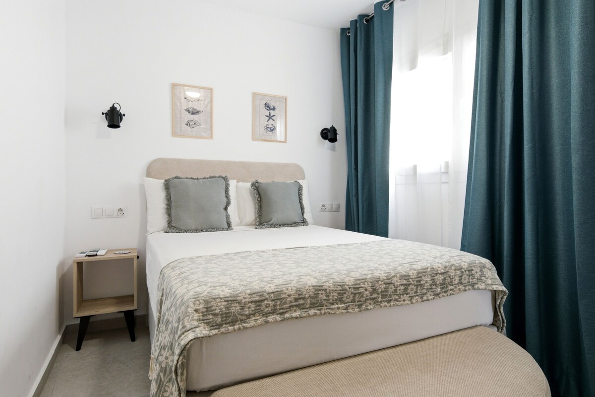 Family Suite, Ensuite | Iron/ironing board (on request), individually decorated