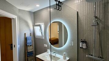 Family Suite, Ensuite | Bathroom | Shower, rainfall showerhead, hair dryer, towels