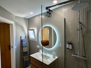 Family Suite, Ensuite | Bathroom | Shower, rainfall showerhead, hair dryer, towels
