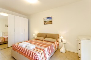 1 habitación, tabla de planchar con plancha, wifi gratis y ropa de cama 