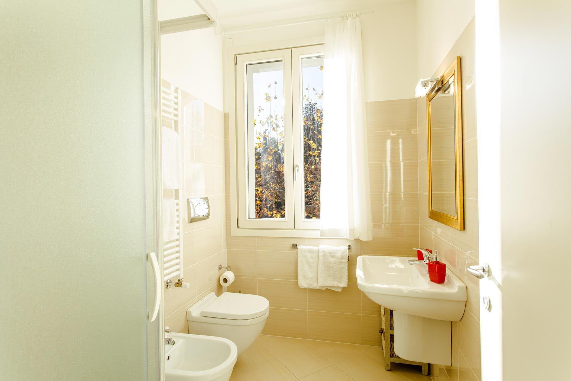 Douche, sèche-cheveux, serviettes fournies