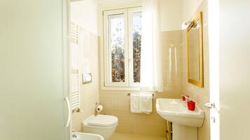 Douche, sĂšche-cheveux, serviettes fournies