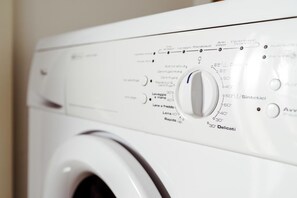 Laundry - Apartment 'Gran Fausto Bilo' with Lake View, Wi-Fi and Air Conditioning (San Felice del Benaco)