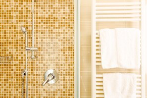 Dusche, Haartrockner, Handtücher