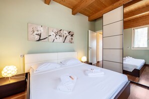 1 slaapkamer, een strijkplank/strijkijzer, gratis wifi, beddengoed