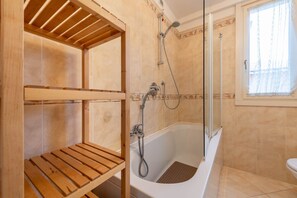 Bathtub, hair dryer, towels - Apartment 'Rocchetta' with Lake View, Wi-Fi and Air Conditioning (Salò)