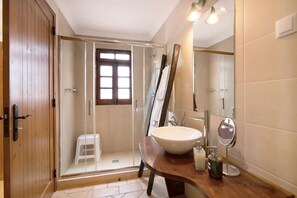 Dusche, Haartrockner, Handtücher
