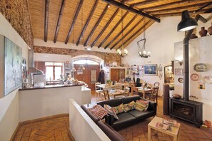 TV, fireplace, video games - Holiday Home "Casa da Tita - Apartamento Celeiro" with Mountain View, Pool, A/C & Wi-Fi (Salir)