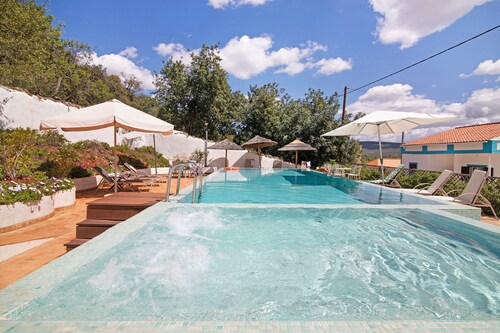 Maison "Casa da Tita - Appartement Celeiro" avec vue montagnes, piscine, climatisation et Wi-Fi.