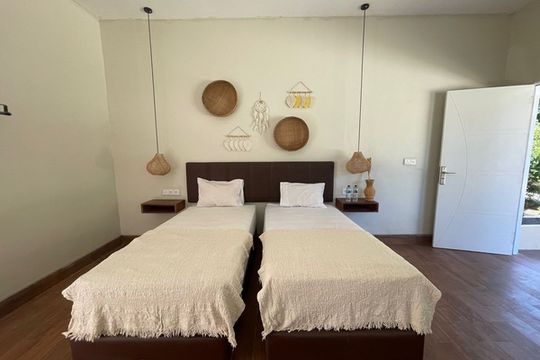 Rom – deluxe, 1 queensize-seng | Skrivebord, ekstrasenger (mot et tillegg), wi-fi (inkludert) og sengetøy