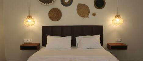 Escritorio, camas extra, wifi gratis y ropa de cama