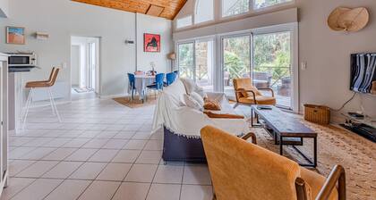Biscarrosse: Villa avec Piscine Privée, Jardin, 3 Chambres, Proche du Golf, WiFi Inclus
