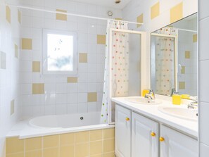 Towels - Biscarrosse: Villa avec Piscine Privée, Jardin, 3 Chambres, Proche du Golf, WiFi Inclus (Biscarrosse)