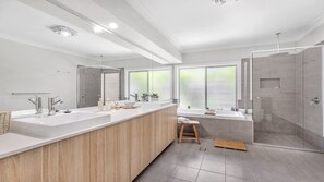 Een douche, handdoeken