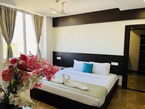 Habitación doble Deluxe | Ropa de cama de alta calidad y camas con efecto memoria 