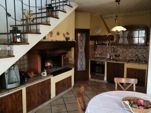 Mikrobølgeovn, oppvaskmaskin, kaffetrakter/tekoker og kjøkkenutstyr