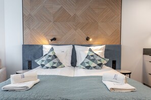 Tabla de planchar con plancha, wifi gratis y ropa de cama