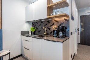 Jääkaappi, liesi, kahvin-/teenkeitin, vedenkeitin