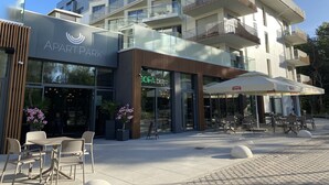 Ein modernes Mehrfamilienhaus mit einem Restaurant namens GOFA bistro.
