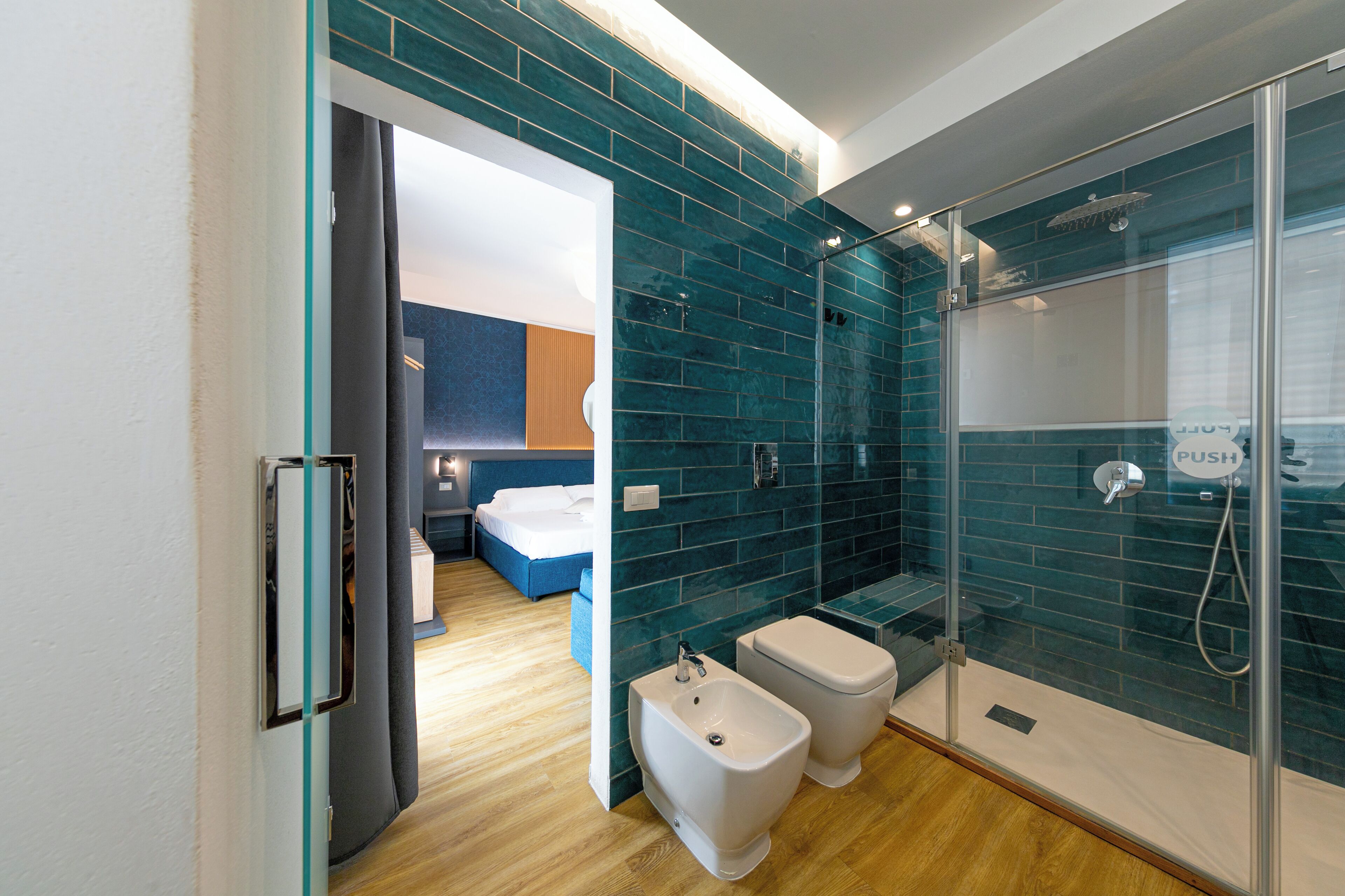 Ein modernes Badezimmer mit Duschkabine aus Glas, einem Bidet und einer Toilette.