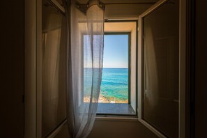 CAMERA DELUXE CON VISTA MARE | ألحفة محشوة بالريش وأسرّة بإسفنج يتكيف مع شكل الجسم وخزنة داخل الغرفة