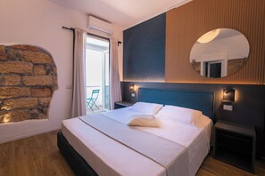 CAMERA SUPERIOR CON BALCONE SUL MARE | Dundyner, memory foam-senger, safe på rommet og individuelt innredet