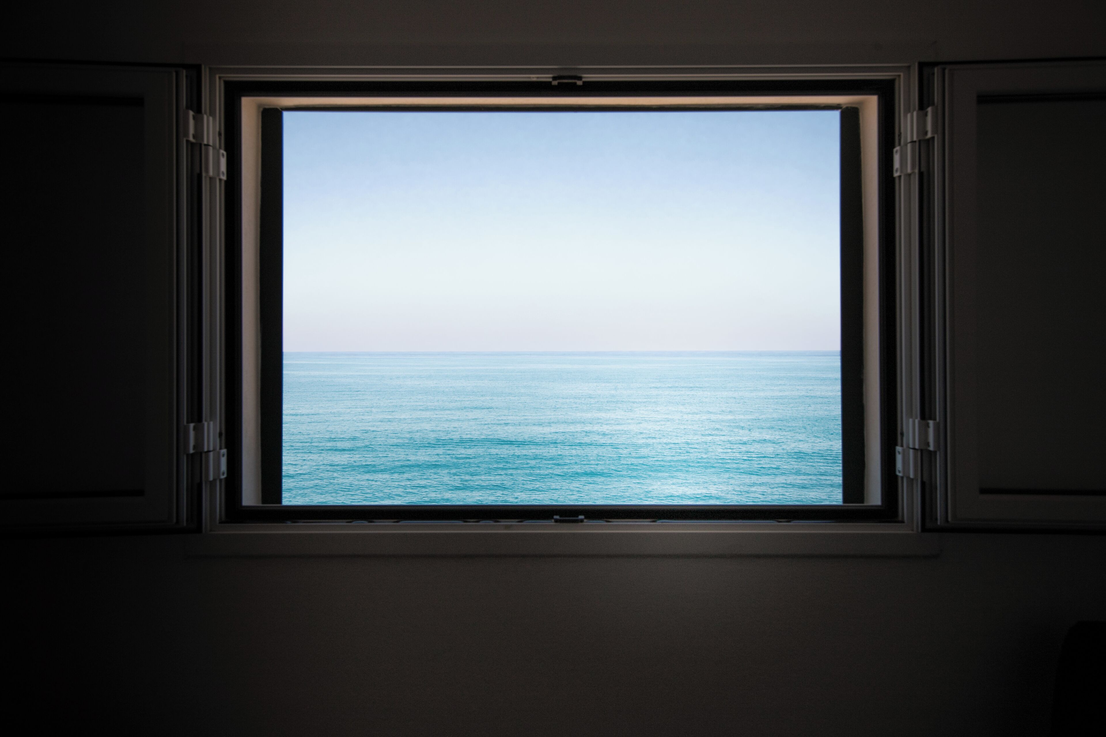 Una ventana con vista al océano.