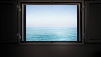 Ein Fenster mit Blick auf das Meer.
