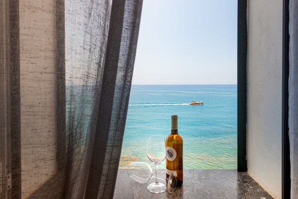 CAMERA DELUXE CON VISTA MARE | ألحفة محشوة بالريش وأسرّة بإسفنج يتكيف مع شكل الجسم وخزنة داخل الغرفة