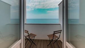 A balcony with two wooden chairs and a view of the sea. - Taliammari (Cefalù)