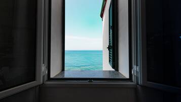 Une fenêtre donnant sur la mer.