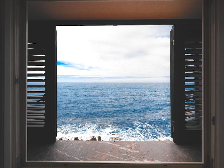 JUNIOR SUITE CON VISTA MARE | Edredón, camas con efecto memoria y caja de seguridad en la habitación