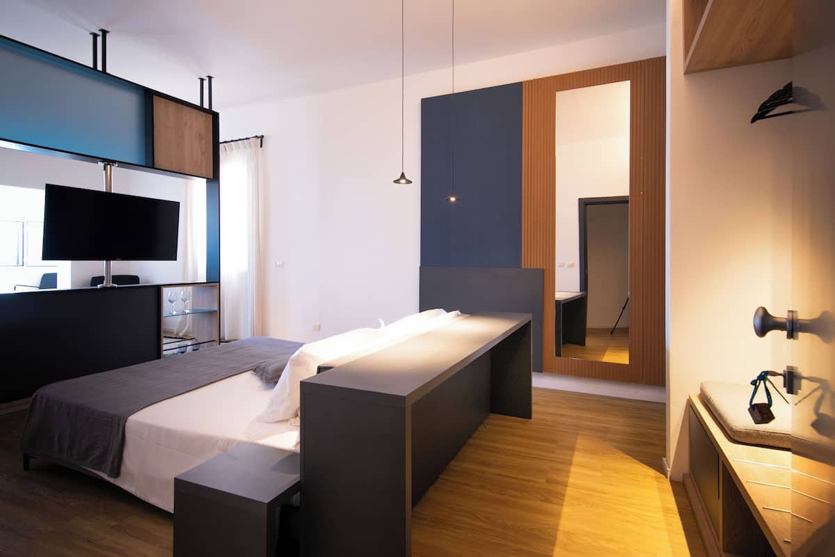 SUITE FRONTE MARE | ألحفة محشوة بالريش وأسرّة بإسفنج يتكيف مع شكل الجسم وخزنة داخل الغرفة