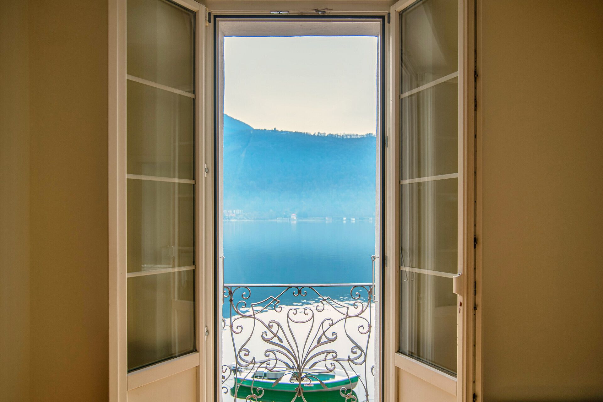 Elegant two-room apartment facing the lake in Morcote (LUXURY STUDIO MORCOTE)