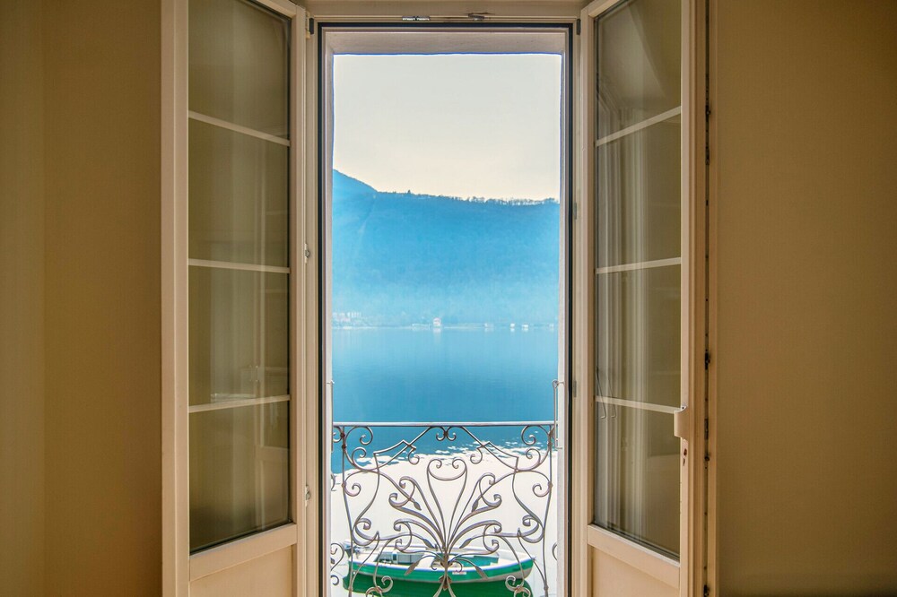 Elegant two-room apartment facing the lake in Morcote (LUXURY STUDIO MORCOTE)
