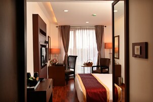Executive Double Room | In-room safe, desk, laptop workspace, blackout drapes