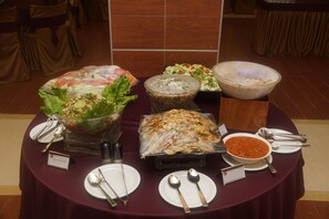 Café da manhã com buffet todos os dias (INR 500 por pessoa)
