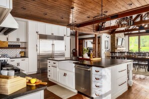 Fridge, microwave, oven, stovetop - Stay 2 Nights, 3rd One’s On Us! (Sevierville)