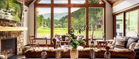 TV connectée, cheminée, lecteur de DVD, baby-foot