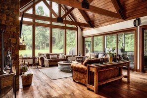 تلفزيون ذكي، مدفأة، مشغل دي في دي، كرة قدم الطاولة